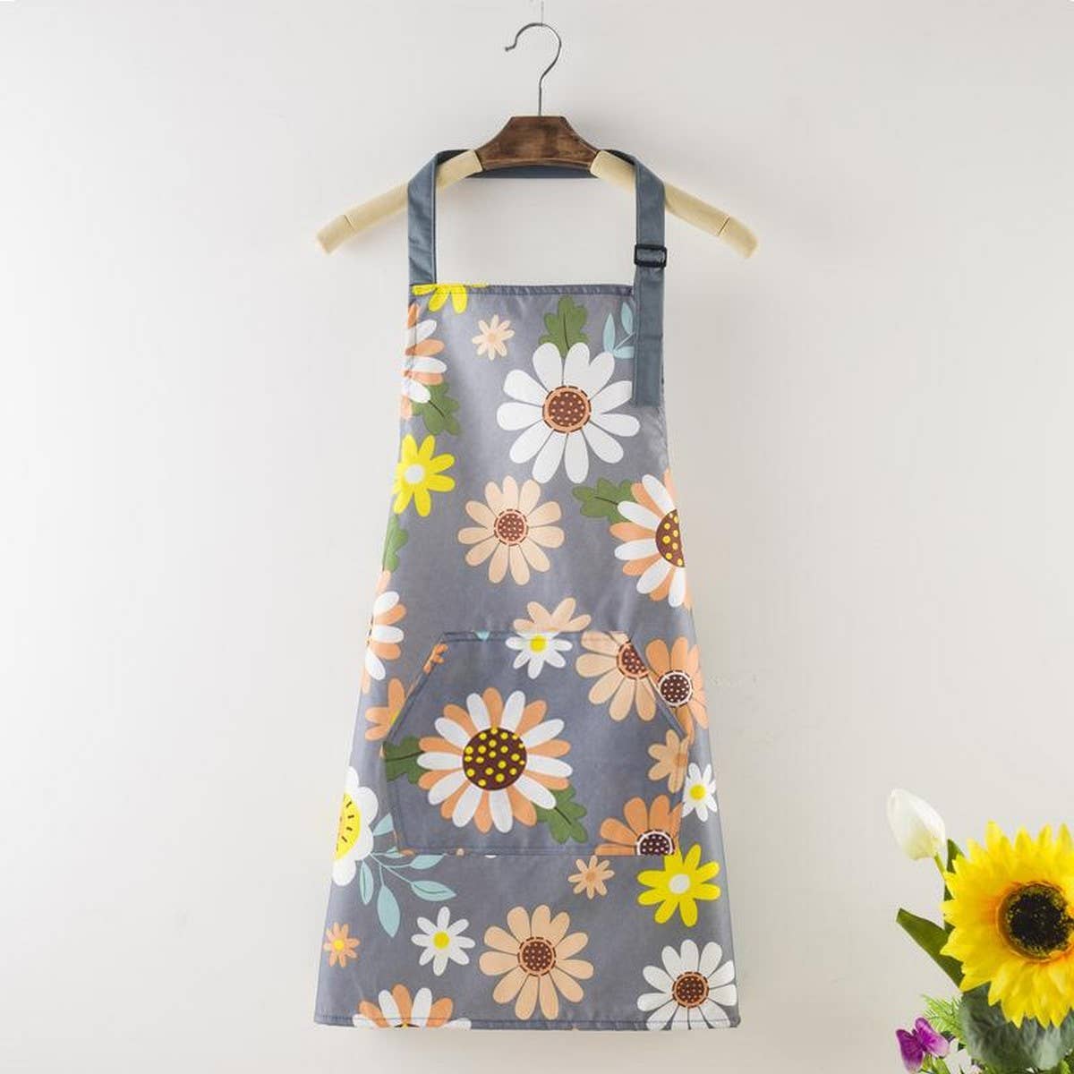 Chrysanthemum Print Waterproof Aprons with pockets_CWMM2030