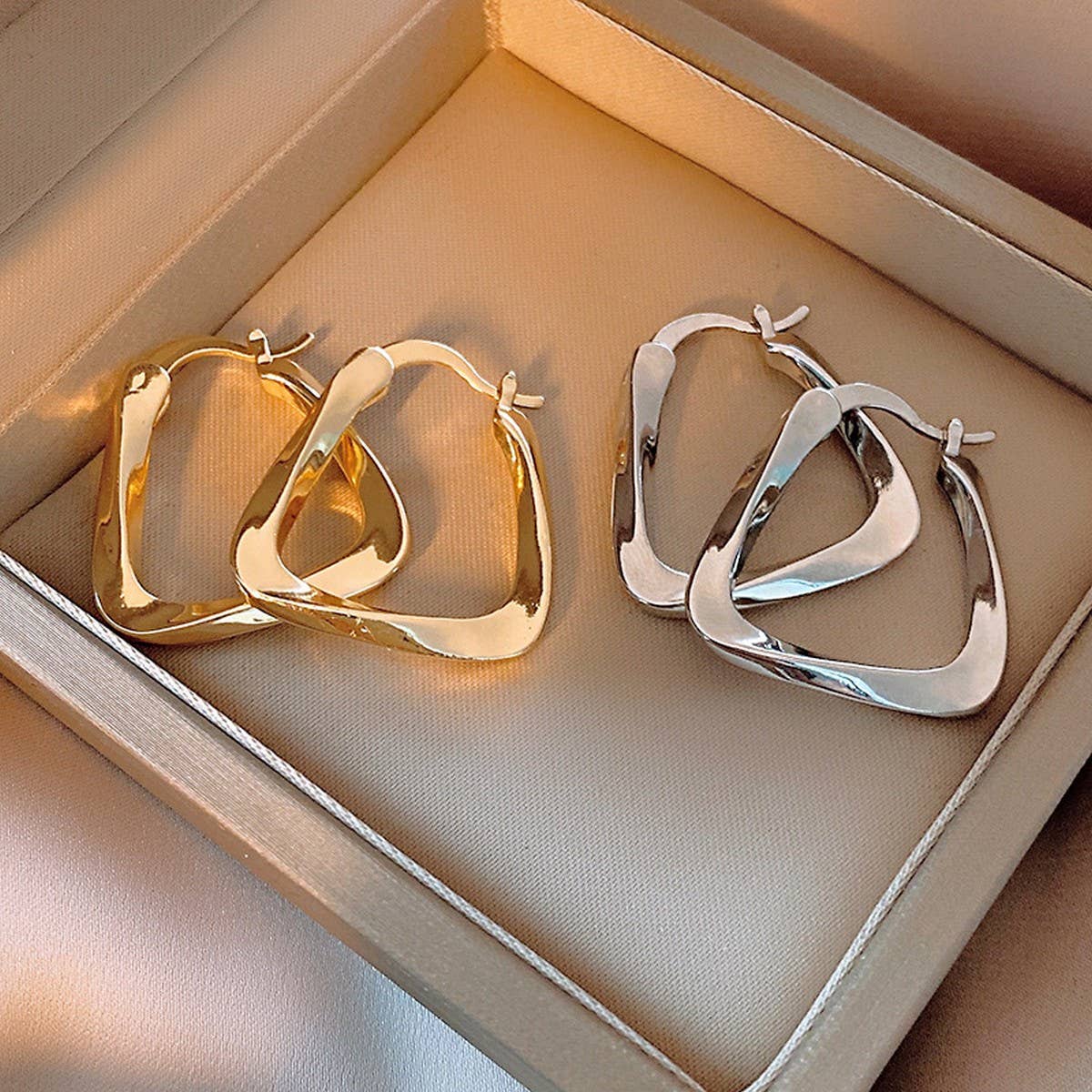 THREADED U-SHAPED SIMPLE AND FASHIONABLE EARRINGS_CWAJE2455