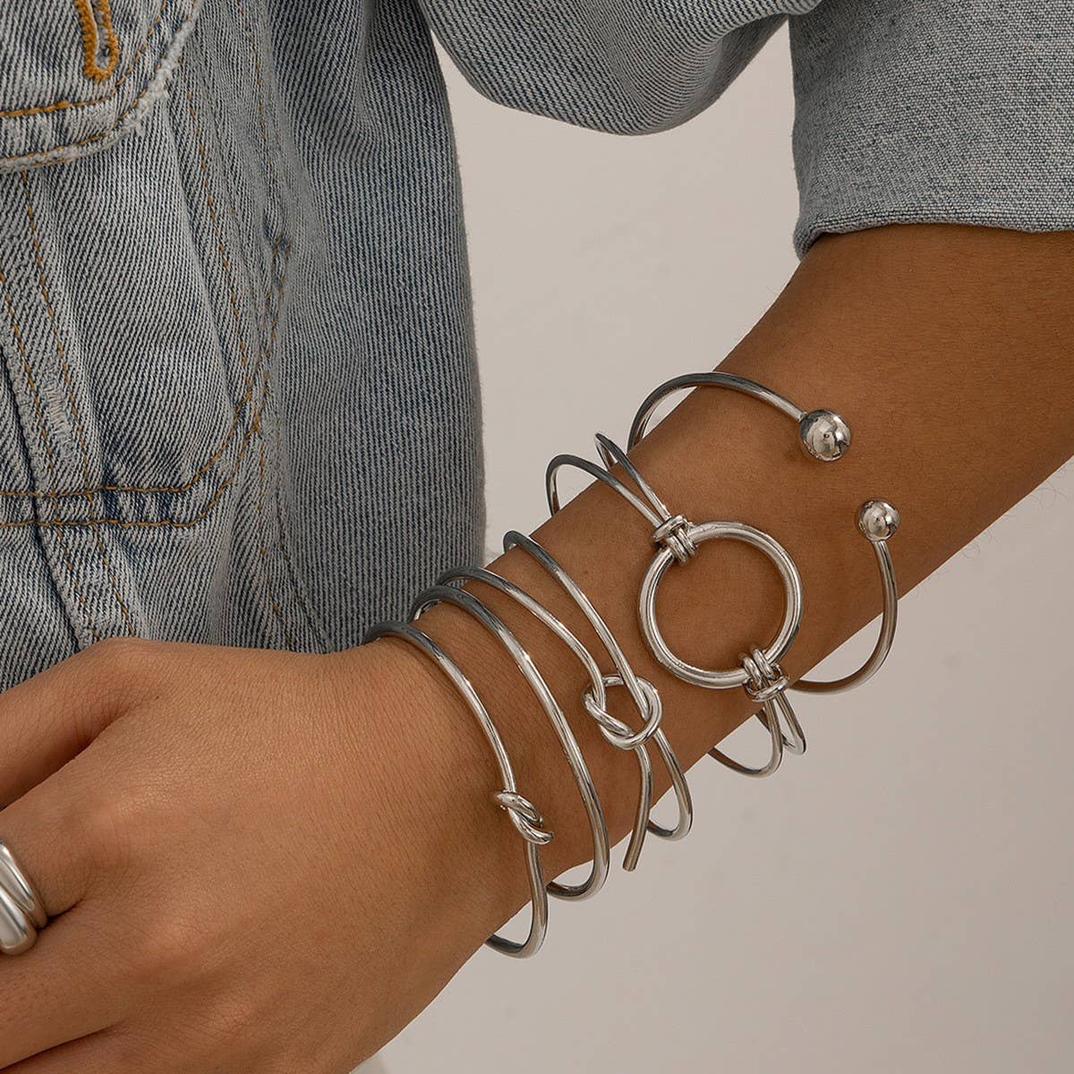 SIMPLE DOUBLE-LAYER HOLLOW KNOTTED OPEN BRACELET_CWMM3101