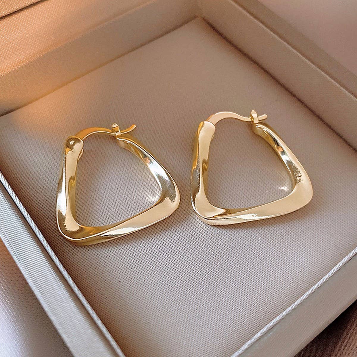 THREADED U-SHAPED SIMPLE AND FASHIONABLE EARRINGS_CWAJE2455