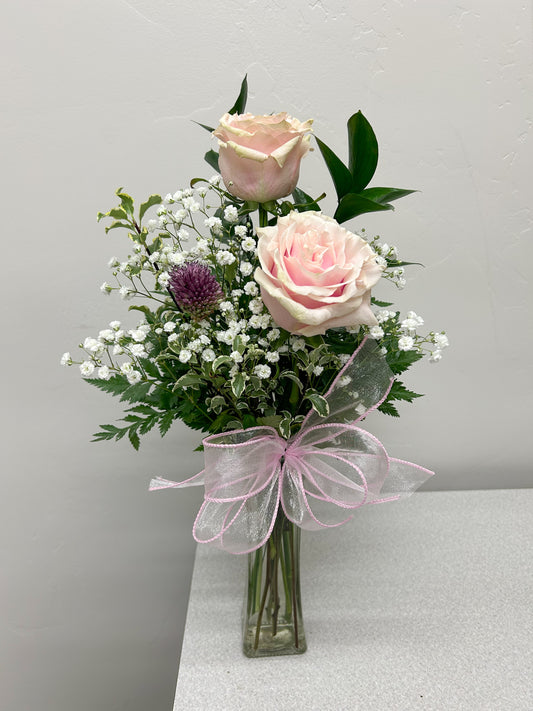 Jarrón con 2 capullos de rosa