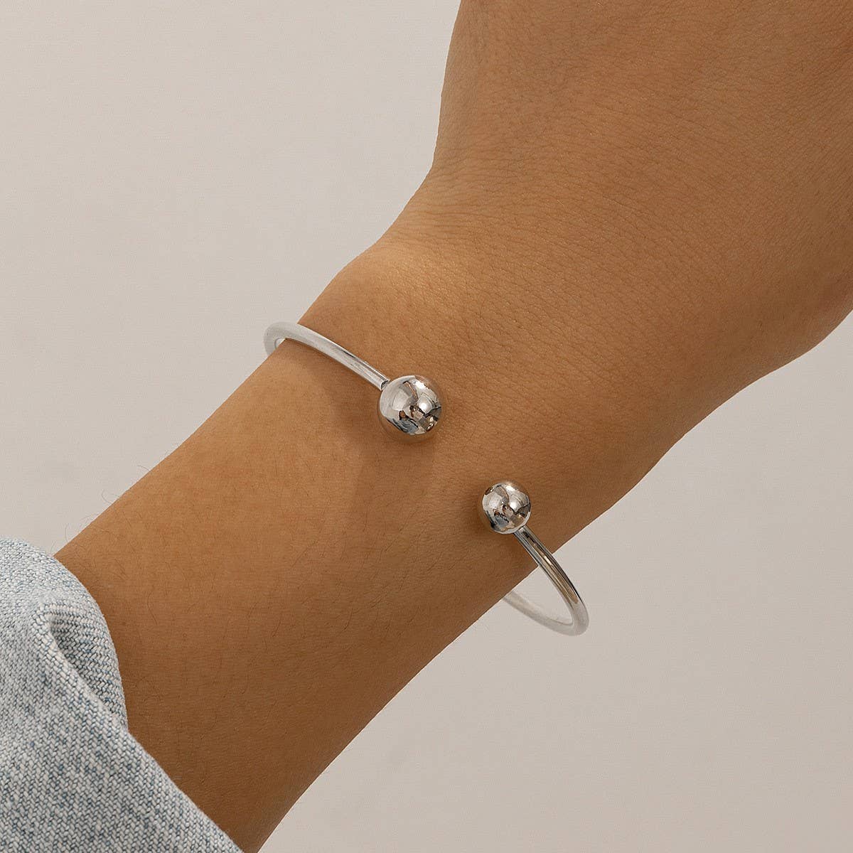 SIMPLE DOUBLE-LAYER HOLLOW KNOTTED OPEN BRACELET_CWMM3101