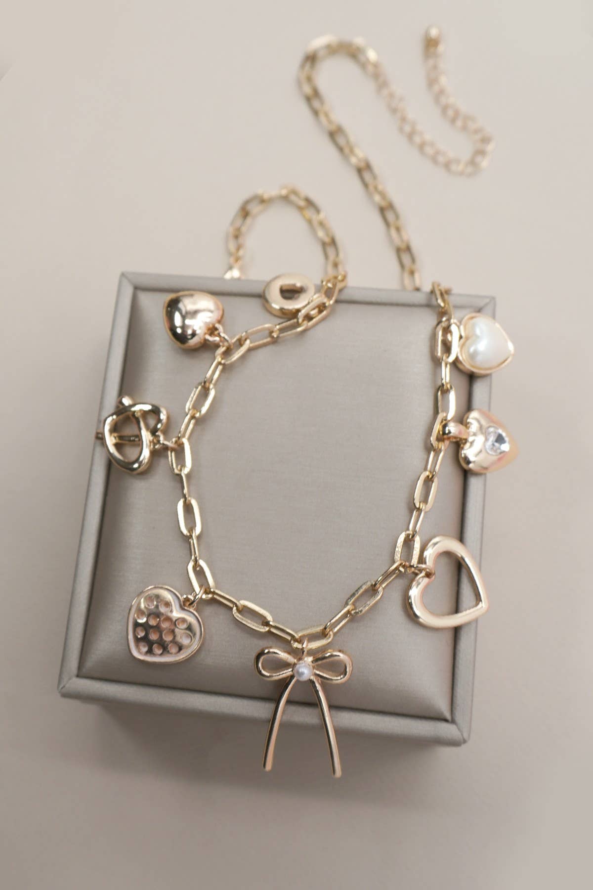 CHARM NECKLACE-BOW MULTI HEARTS PEARL CHARMS | 80N91426