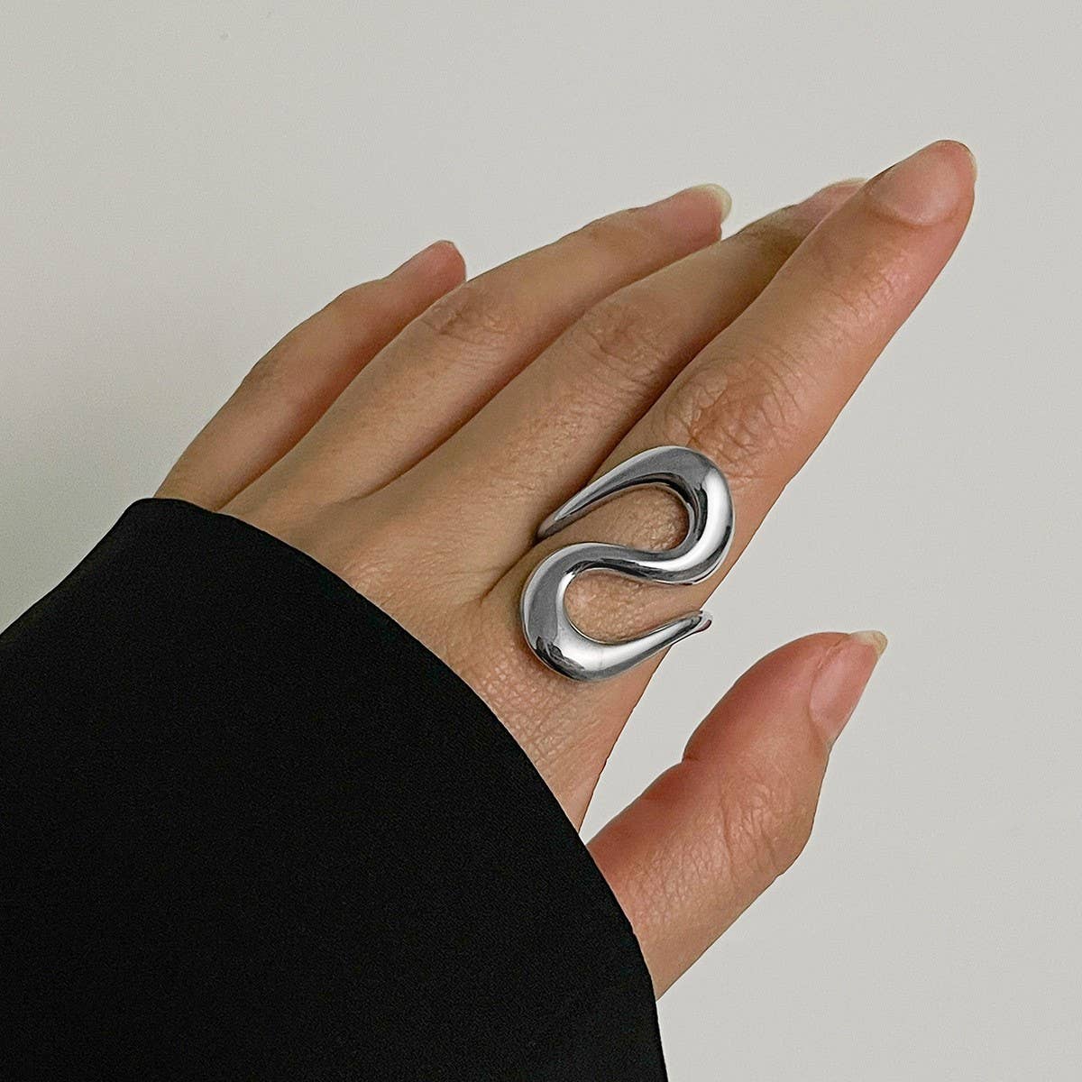 STATEMENT GEOMETRIC PLEATED CURVED RING_CWAJE1807