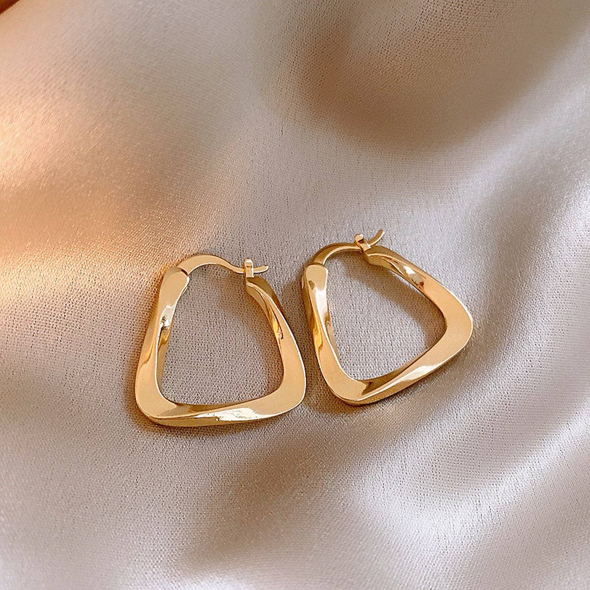 THREADED U-SHAPED SIMPLE AND FASHIONABLE EARRINGS_CWAJE2455
