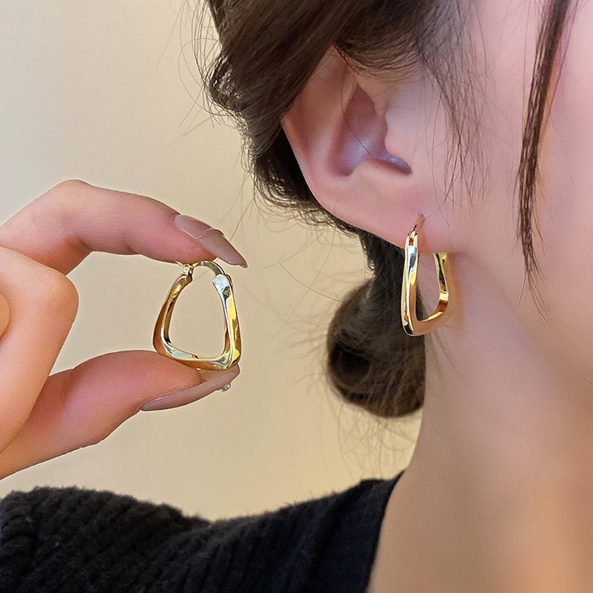 THREADED U-SHAPED SIMPLE AND FASHIONABLE EARRINGS_CWAJE2455